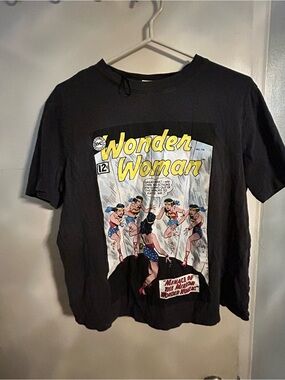 2/30$🔥DC Comics Wonder Woman Black Tee with Yellow Logo and Multicolor Comic